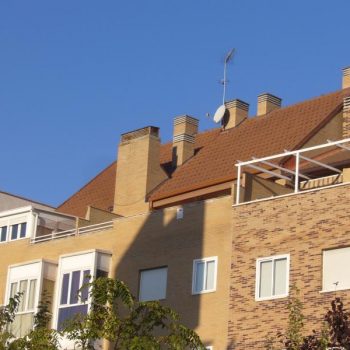 edificio de viviendas y garajes en calle Sebastian Alvaro, Madrid 2004.